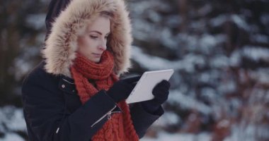 Açık havada Dijital Tablet Kullanan Pozitif Kadın.