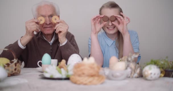 Starszy pan się uśmiecha. Chererful dziadek i wnuczka bawiąc się ciasta i uśmiech. — Wideo stockowe