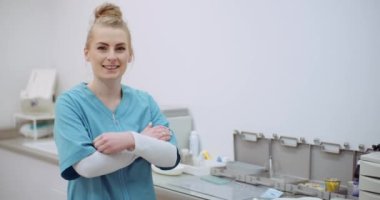 Klinikteki pozitif kadın doktorun portresi.