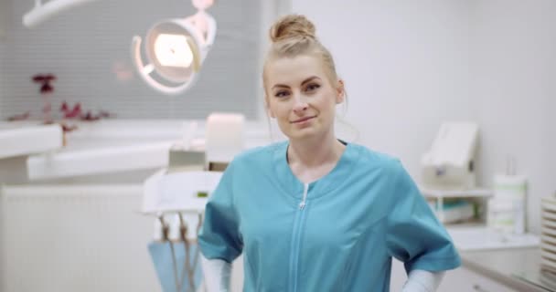 診療所の正の女性医師の肖像画 — ストック動画