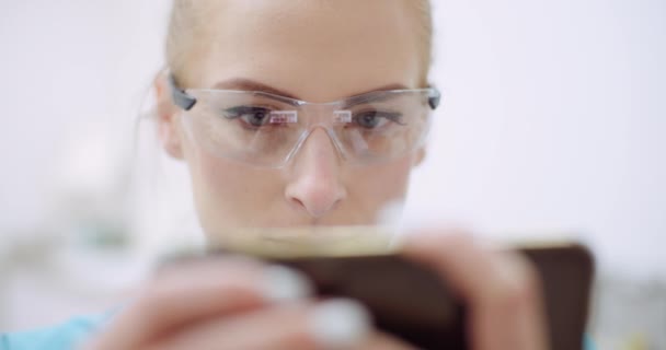 Kobieta lekarz za pomocą telefonu komórkowego w klinice medycznej — Wideo stockowe