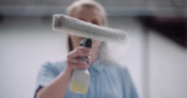Sprzątanie - kobieta czyszcząca okno detergentami — Wideo stockowe