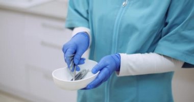 Doktor, sağlık hizmetleri kliniğinde tıbbi araçları sınıflandırıyor