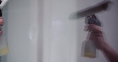 Temizlik - kadın deterjanla pencereyi temizliyor