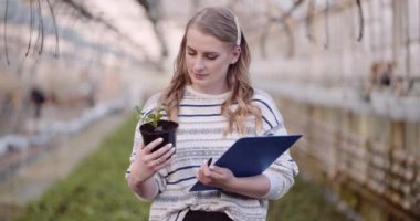 Tarım - kadın bahçıvan çiçek fidanlarını inceliyor