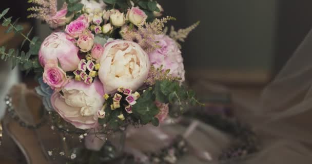 Hochzeitsstrauß bei Brautvorbereitungen — Stockvideo