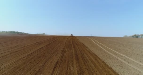 Tracteur travaillant dans un beau champ agricole spacieux — Video