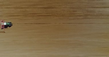 Güzel geniş tarım alanında çalışan traktör.