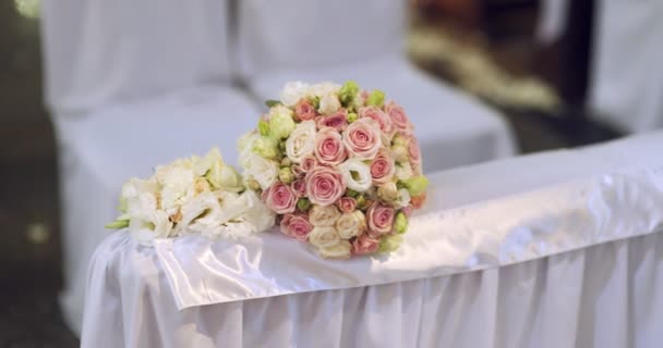 Ślubny bukiet kwiatów w kościół — Wideo stockowe