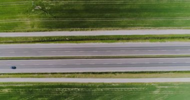 Otoyol manzaralı bir araba.