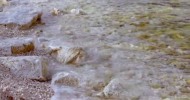 Deniz kıyısındaki yumuşak dalgalar Kayalık plajlar
