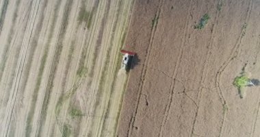 Tarlada mahsul toplayan makineler.