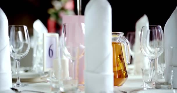 Mesa decorada para una cena de boda — Vídeo de stock