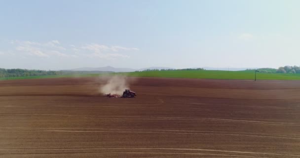 Tracteur travaillant dans un beau champ agricole spacieux — Video