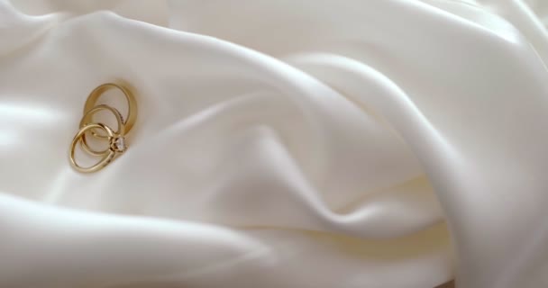 Свадебные кольца на столе, подготовка к свадьбе — стоковое видео
