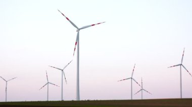 Yel değirmeni çiftliğinin uçan Wiev 'i. Güç Enerji Üretimi