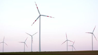 Yel değirmeni çiftliğinin uçan Wiev 'i. Güç Enerji Üretimi