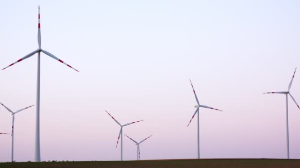 Wiev aéreo de moinhos de vento fazenda. Produção de energia elétrica — Vídeo de Stock