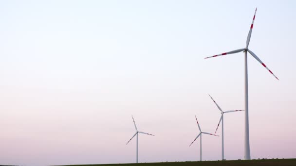 Aerial wiev de granja de molinos de viento. Producción de energía eléctrica — Vídeos de Stock