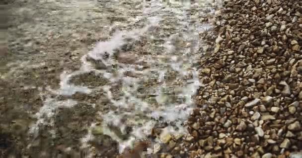 Olas de agua de mar y la orilla del mar — Vídeo de stock