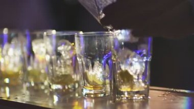 Barmen cama buz koyuyor.