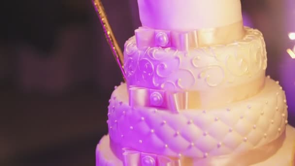 Gros plan du gâteau de mariage à la réception — Video