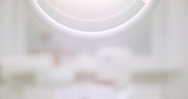 Ameliyat sırasında dişçi kliniğinde diş lambası.