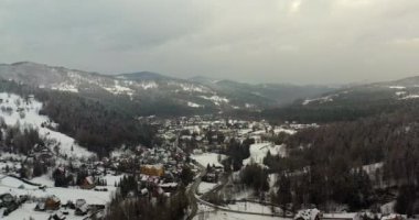 Orman karla kaplı. Dağlardaki Köyün Hava Görüntüsü