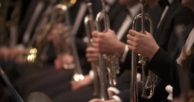 Konserde trompet çalan müzisyen
