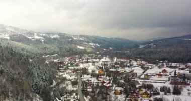 Orman karla kaplı. Dağlardaki Köyün Hava Görüntüsü