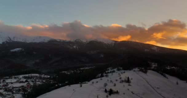 Pôr do sol nas montanhas em vista aérea de inverno — Vídeo de Stock