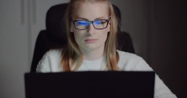 İş kadını Laptop 'ta çalışıyor İnternet' i tarıyor, e-postaları okuyor.