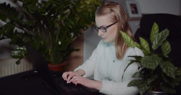 Forretningsdame som jobber på Laptop Browsing Internet Reading Epost Home Office – stockvideo