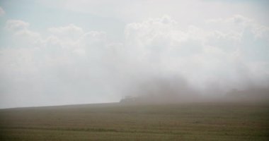 Tarlada Toz Eken Traktörler