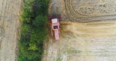 Tarım alanında çalışan hasat makinesini birleştirin.