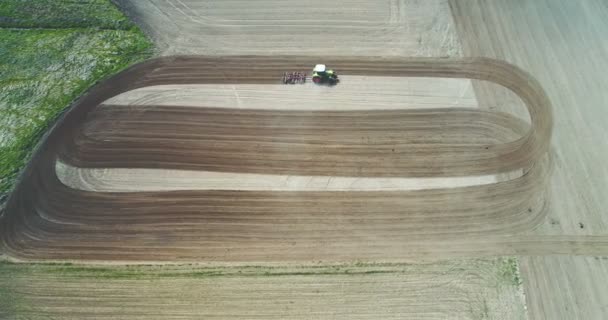 Campo de arado de tractores. Agricultor que trabalha no campo de trigo. — Vídeo de Stock