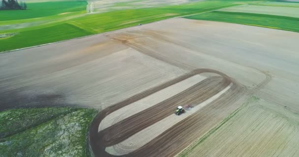 Tractorploegen van landbouwgrond. — Stockvideo