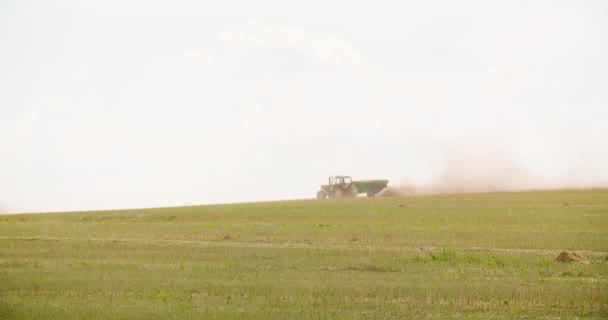 Tracteur travaillant dans le domaine agricole — Video