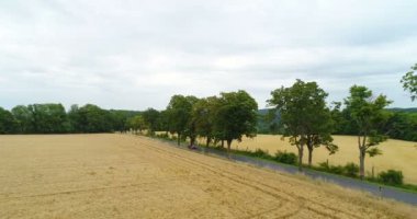 Otoyol manzaralı bir araba.