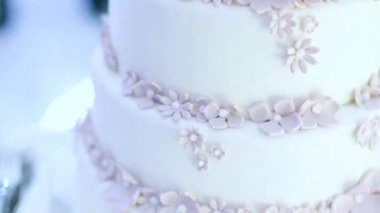 Düğün pastası resepsiyonda.