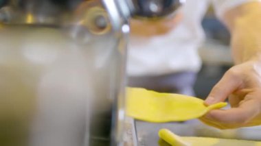 Aşçı mutfakta makarna hazırlar.