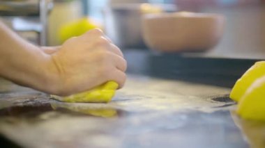 Hamuru ellerinle yoğur. Kapat.