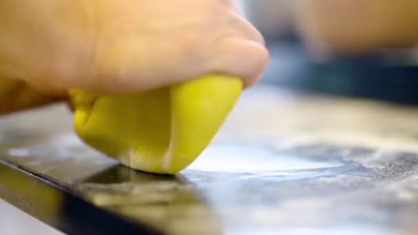 Gyúrni tészta a kezében közelről — Stock videók