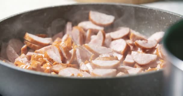 Salsicha corta fritura na panela — Vídeo de Stock