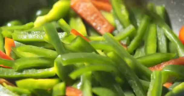 Deliciosos legumes coloridos fritar na manteiga na panela — Vídeo de Stock