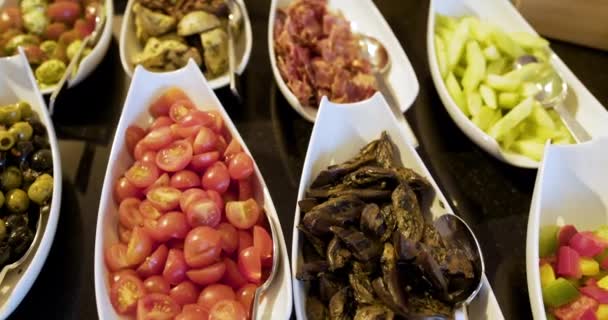 Nourriture italienne - plusieurs salades fraîches et légumes dans l'assiette. — Video