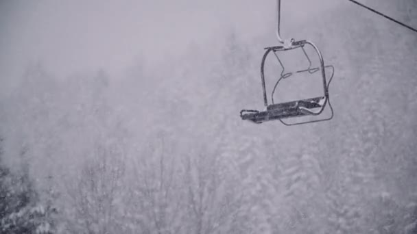 Gondelbahn im Winter auf der Skipiste — Stockvideo