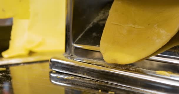 Kok bereidt pasta in de keuken — Stockvideo