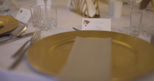 Table décorée de luxe avant l'événement de fête — Video