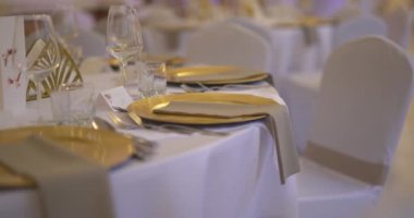 Parti Olayından Önce Lüks Masa Dekorasyonu